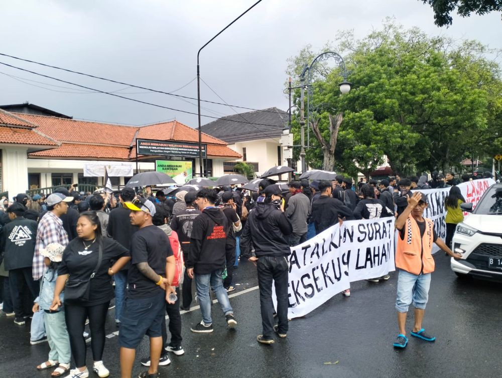 Ratusan Warga Dago Elos Gruduk Pengadilan Negeri Bandung