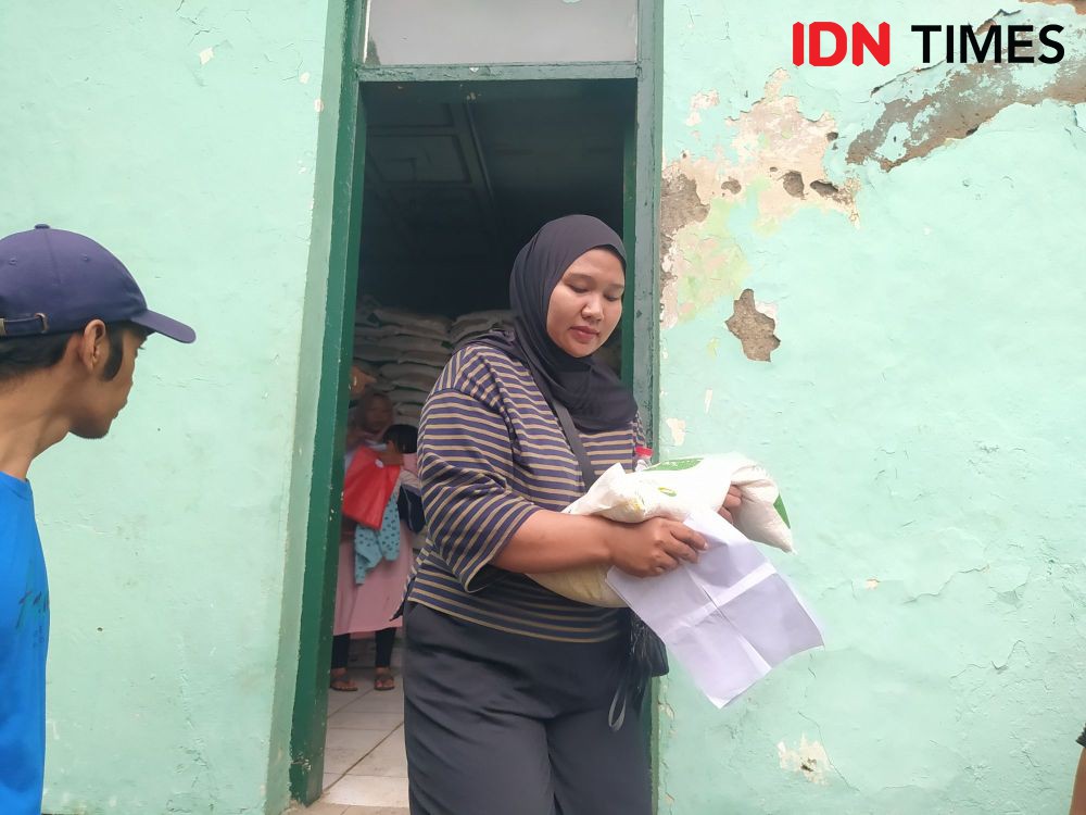 Warga Cimahi Rela Sewa Angkot Demi Dapatkan Beras Murah 