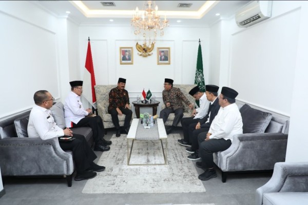 Hari Pertama Jadi Menko Polhukam, Hadi Sowan Ke Kantor PBNU