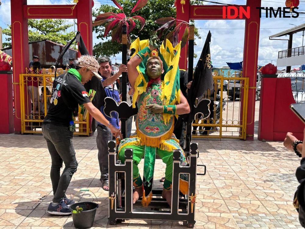 Atraksi Tatung di Klenteng Pontianak Jelang Cap Go Meh