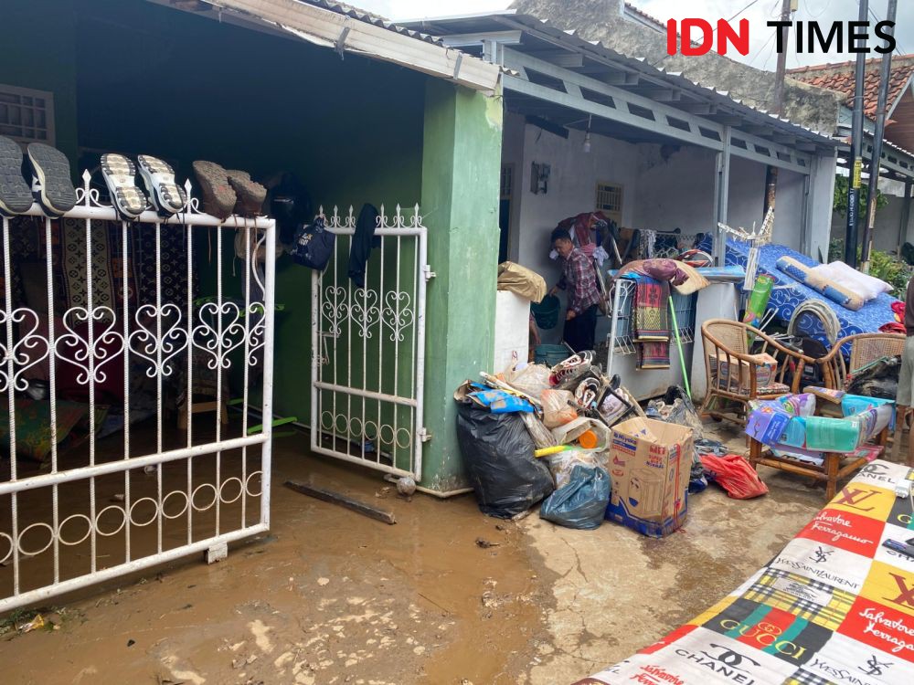 Cerita Warga Lampung Rumah Kebanjiran, Kini Fokus Bersihkan Perabotan