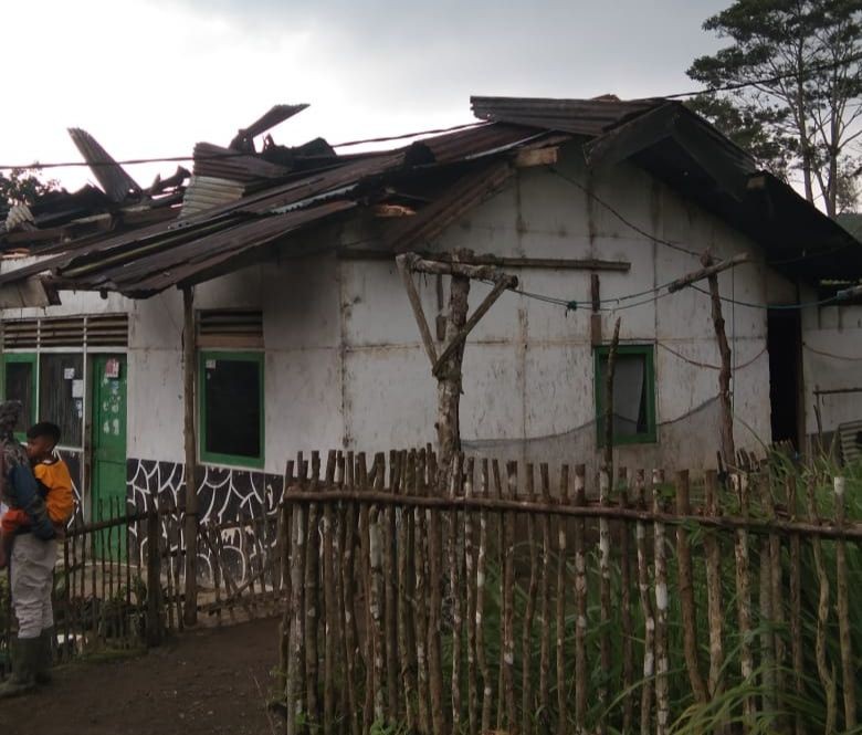 16 Rumah di Kertasari Bandung Rusak Diterjang Puting Beliung 