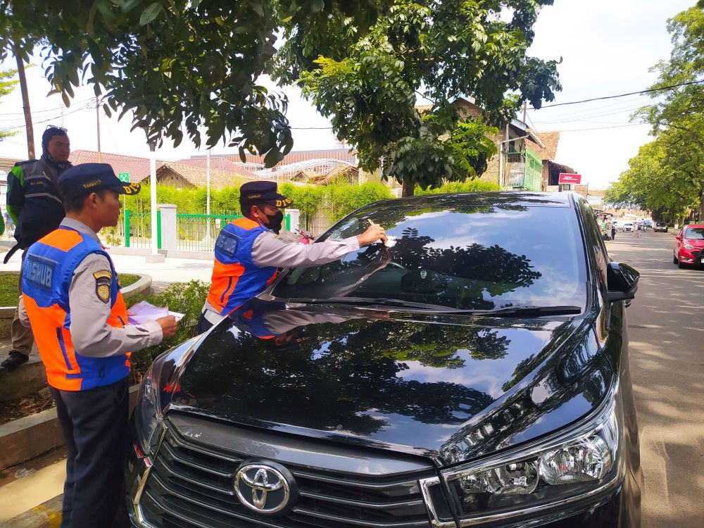 Termasuk Ambulans, Petugas Jaring 20 Mobil yang Parkir Liar di Cimahi 