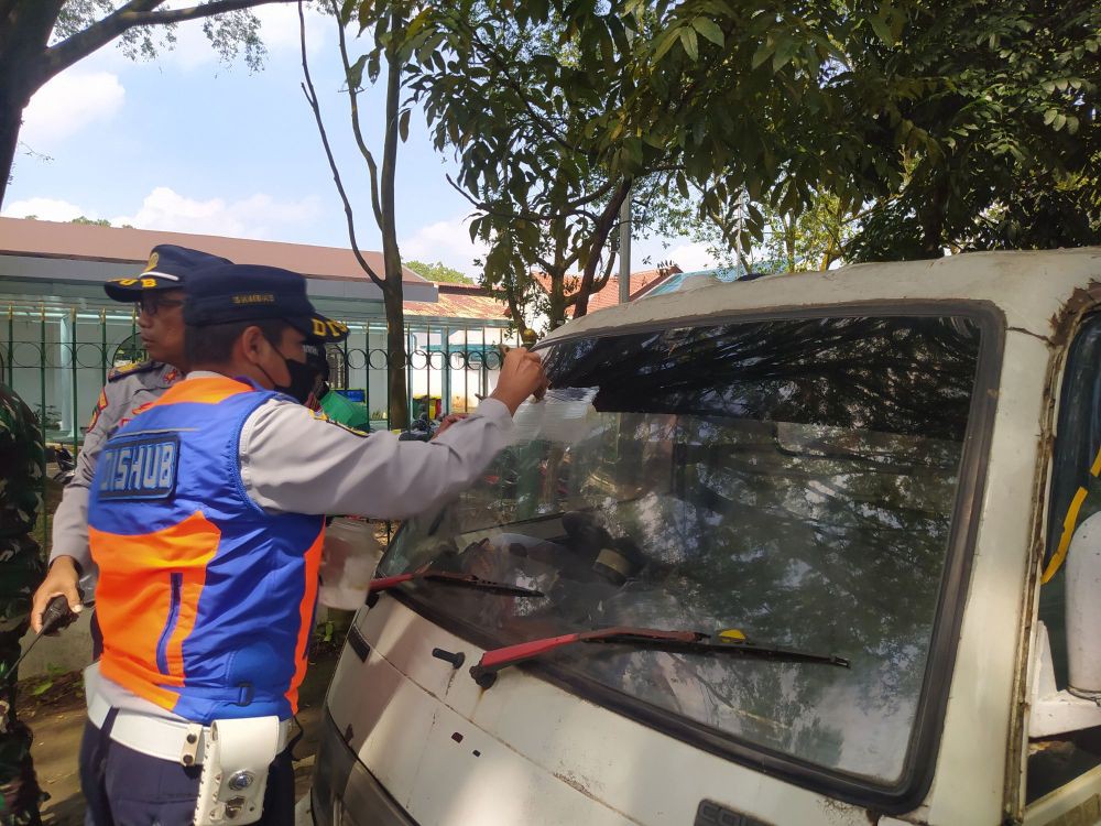 Termasuk Ambulans, Petugas Jaring 20 Mobil yang Parkir Liar di Cimahi 