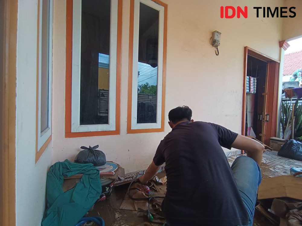 Habis Banjir Terbitlah Lumpur dan Sampah di Rumah Warga Bandar Lampung