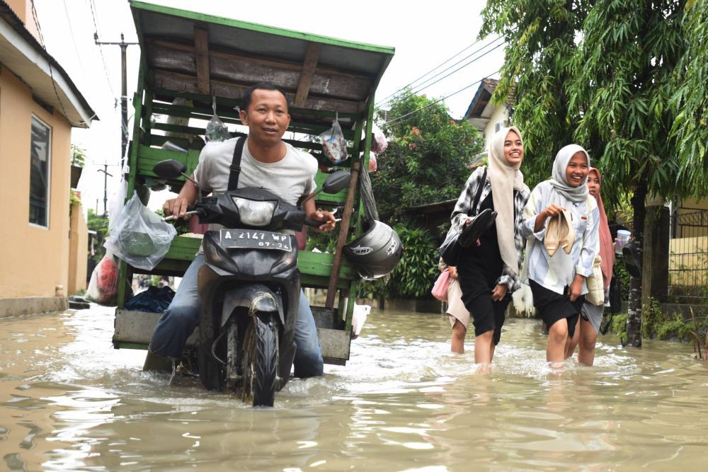 Banjir Genangi Rumah-Rumah dan Jalan Raya di Kota Serang