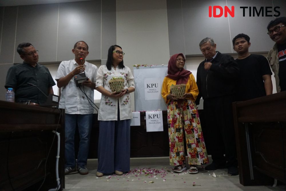 Forum Cik Di Tiro Lakukan Aksi Tabur Bunga Kotak Suara Pemilu