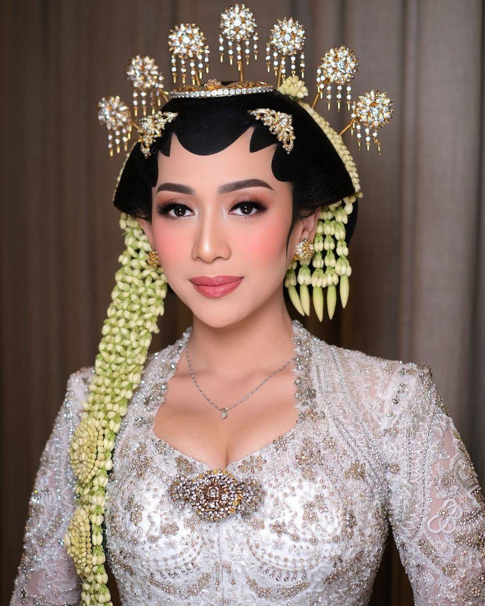 7 Gaya Pernikahan Istri Angga Maliq & D'Essentials, Stunning