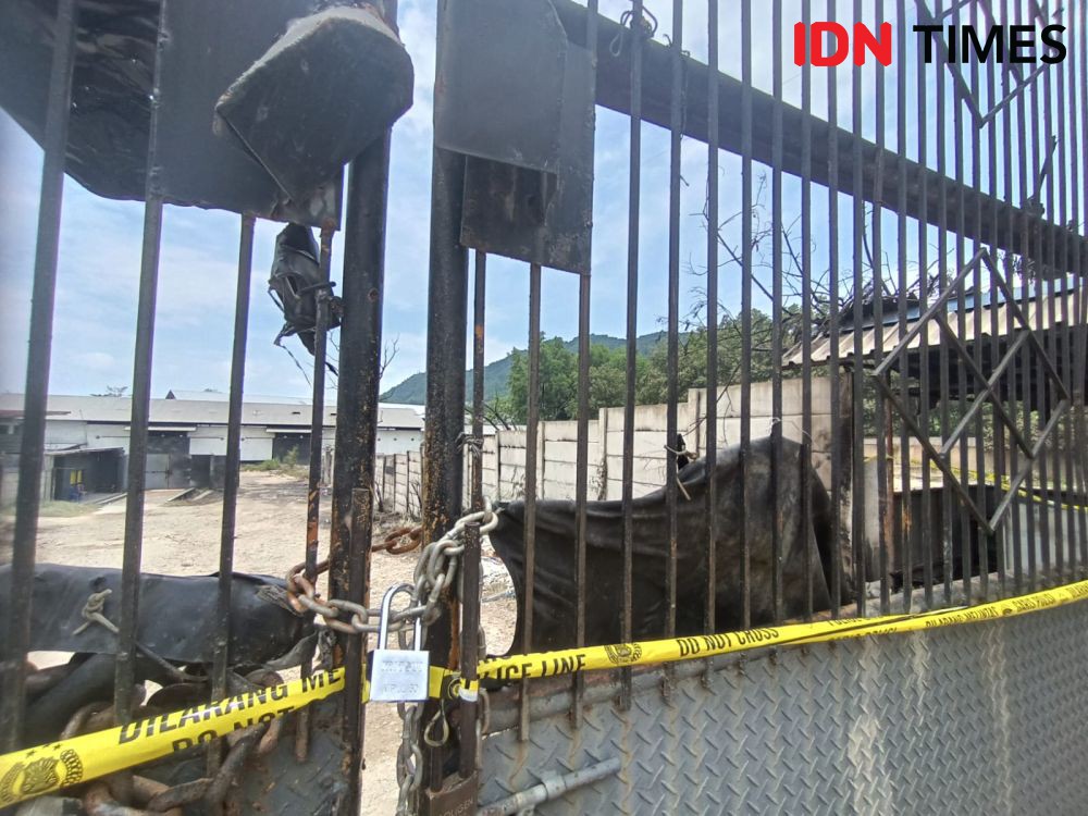Polisi Olah TKP Gudang BBM Solar Ilegal Terbakar di Bandar Lampung