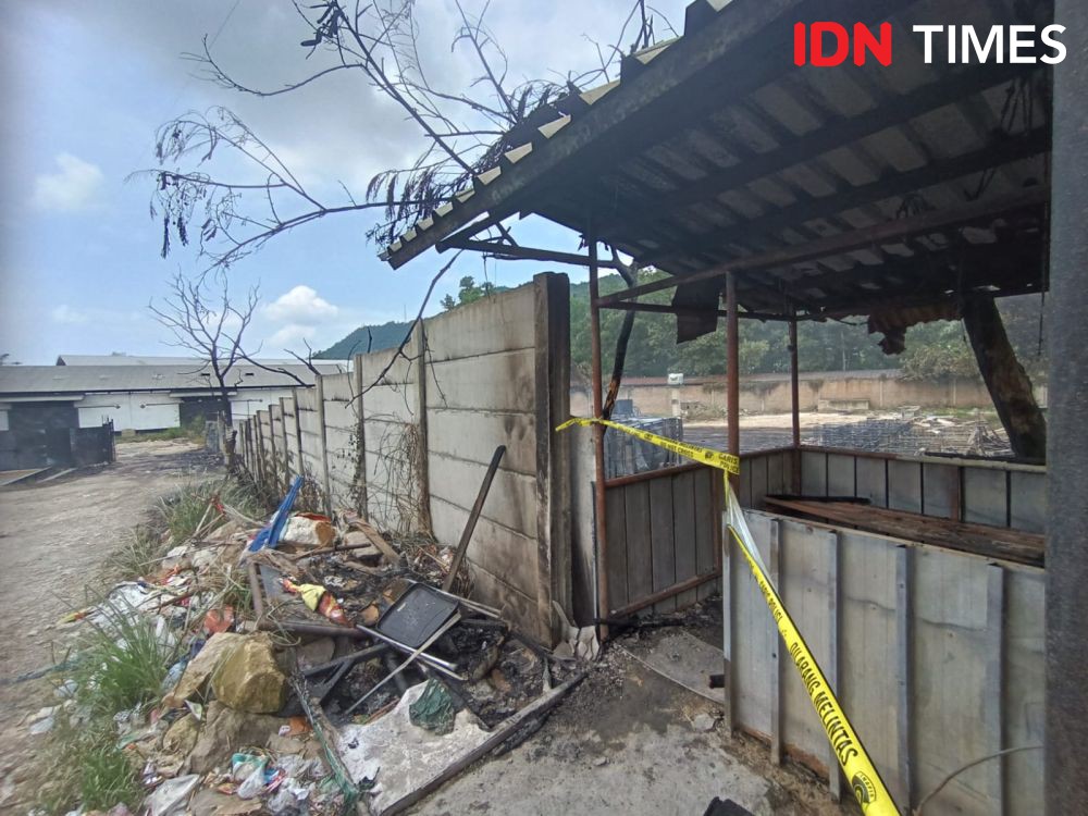 Polisi Olah TKP Gudang BBM Solar Ilegal Terbakar di Bandar Lampung