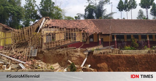 Bangunan Sekolah Di Ujung KBB Ambruk Tergerus Pergerakan Tan