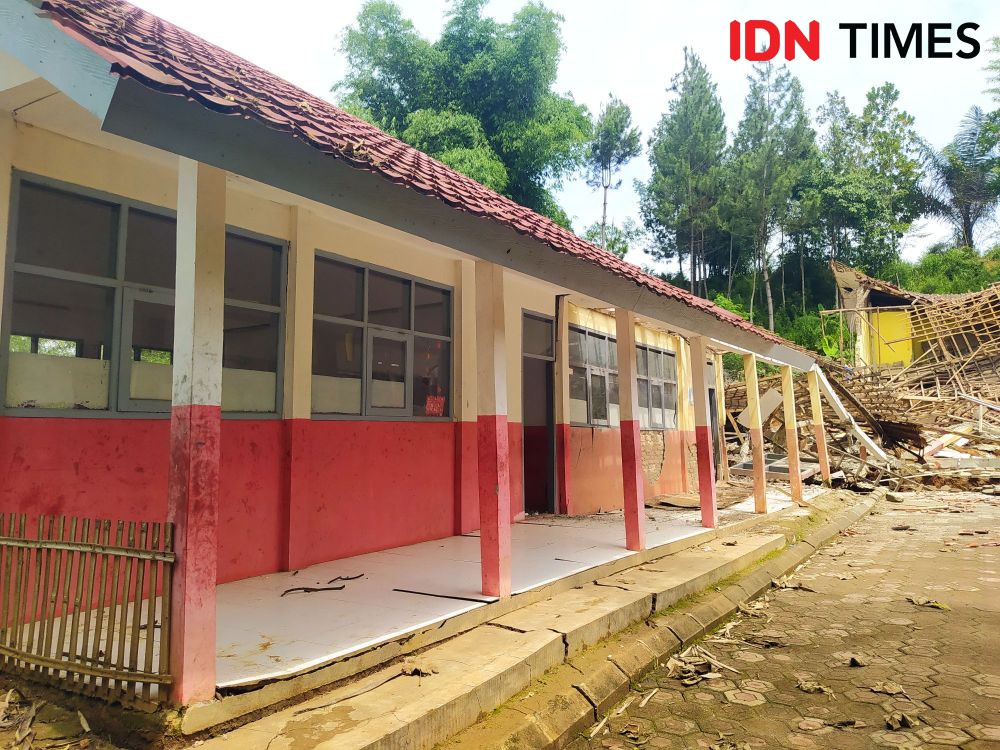 Bangunan Sekolah di Ujung KBB Ambruk Tergerus Pergerakan Tanah