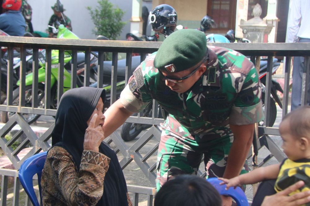 Raih Simpati Rakyat, Prajurit Banteng Raider Cium Tangan Simbah
