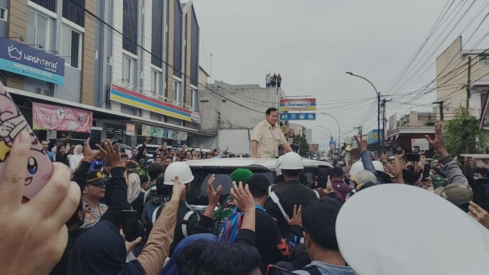 Didampingi Mayor Teddy, Prabowo Cicipi Bakso Eks KSAD di Cimahi