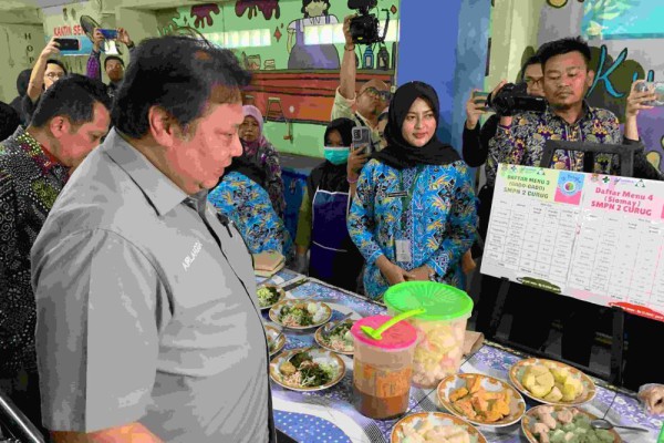 Uji Coba Makan Siang Gratis Mulai di SMPN 2 Tangerang, Inisiasi Pemkab
