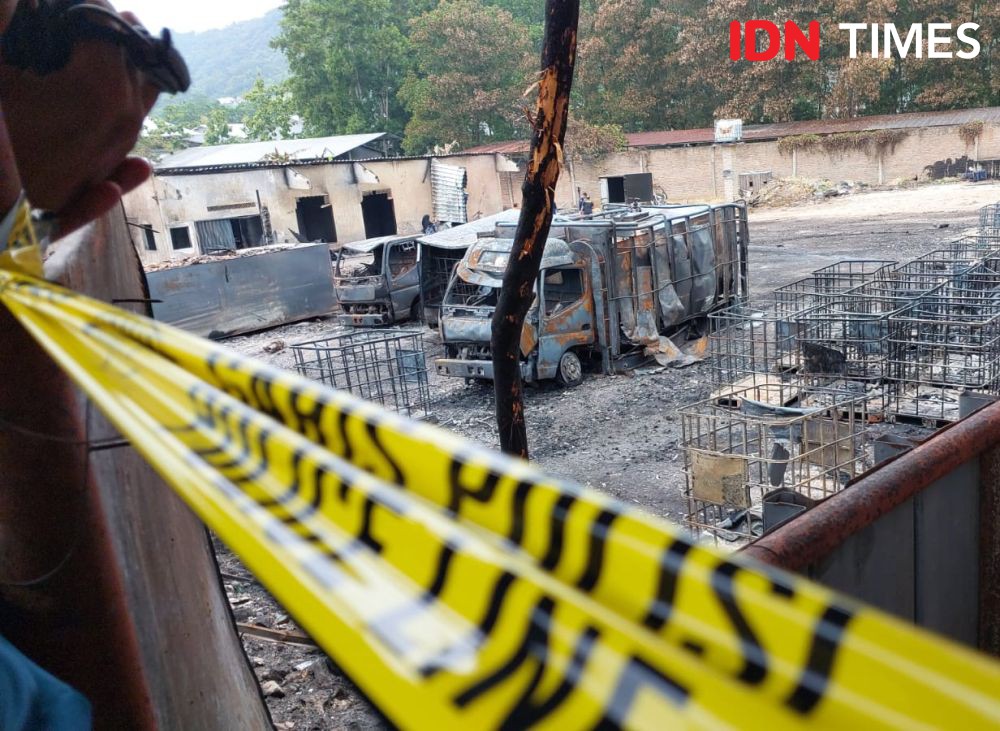 Puslabfor Polda Sumsel Olah TKP Kebakaran Gudang BBM Ilegal di Lampung