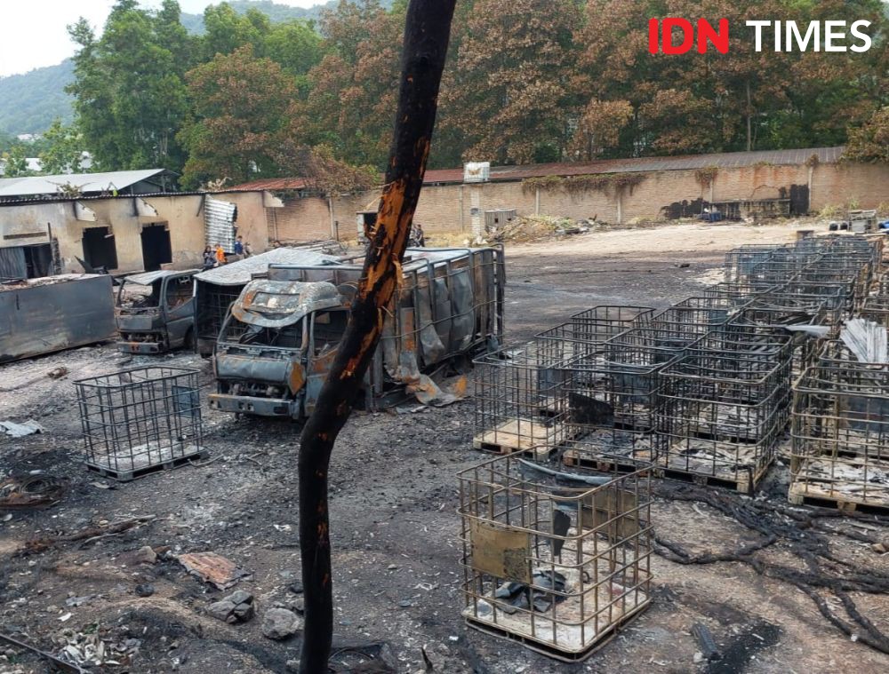 Puslabfor Polda Sumsel Olah TKP Kebakaran Gudang BBM Ilegal di Lampung