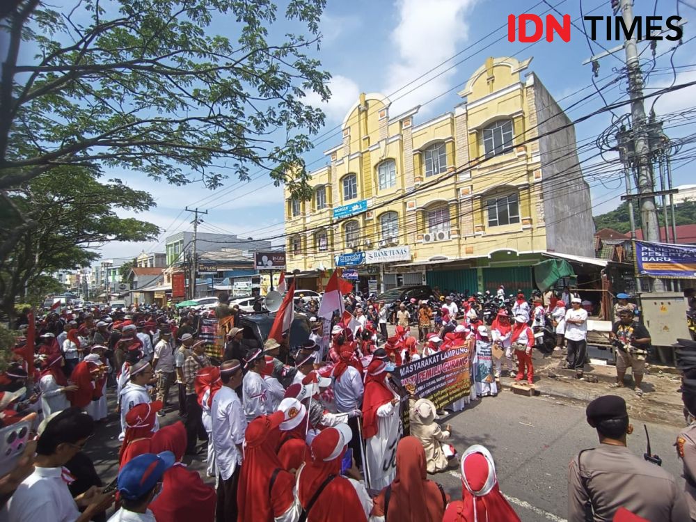 Massa Geruduk KPU Lampung Soroti Kecurangan Pemilu: Makzulkan Jokowi