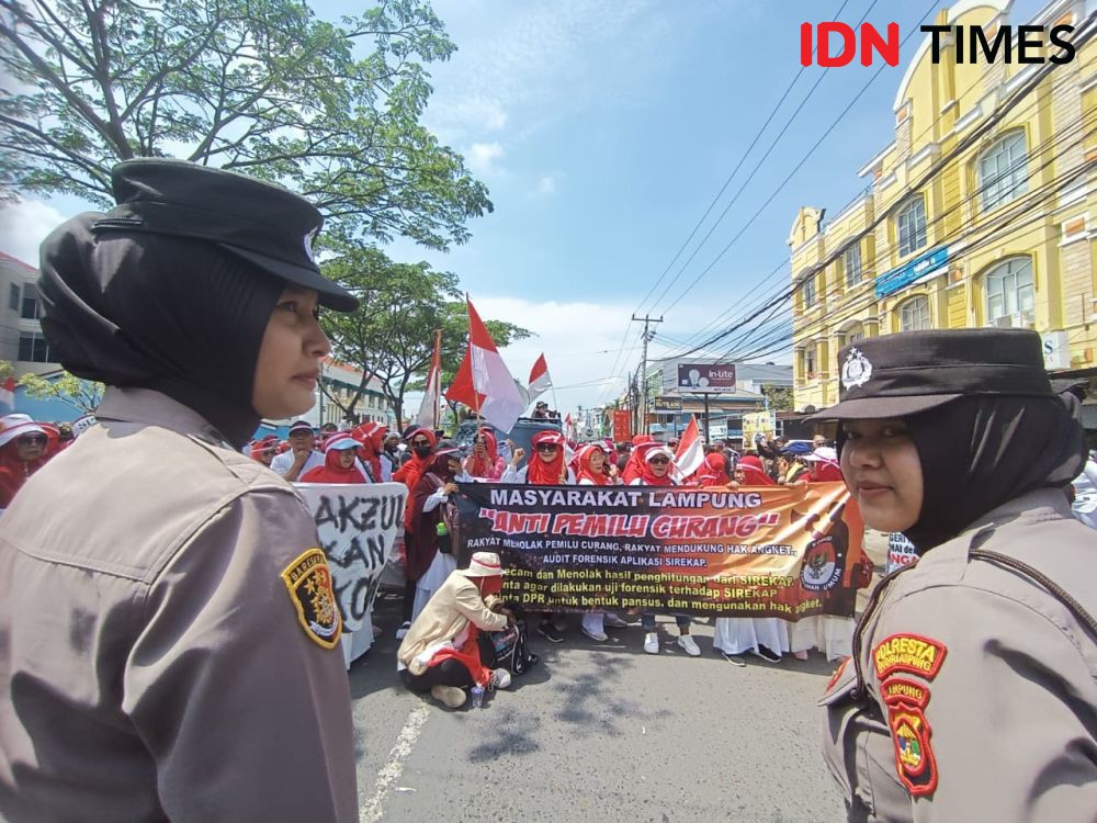 Massa Geruduk KPU Lampung Soroti Kecurangan Pemilu: Makzulkan Jokowi