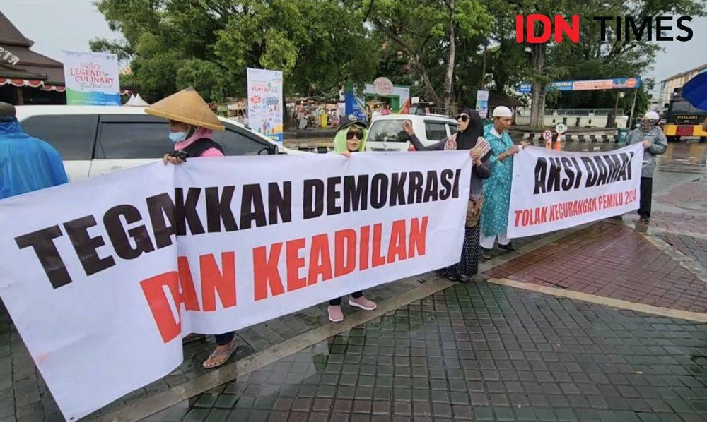 Aksi Hak Angket Di Balaikota Solo Adili Keluarga Jokowi