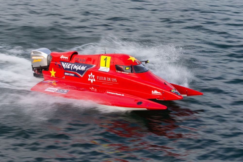 Pembalap Debutan Juara F1 Powerboat Danau Toba 2024 