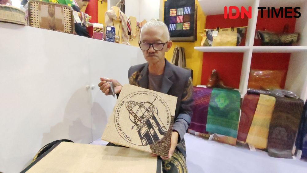 Pengrajin Pontianak Buat Lukisan Jokowi dari Ampas Kopi