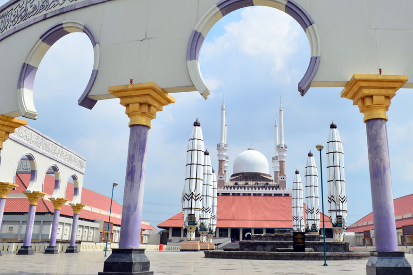[QUIZ] Bisa Menebak Nama Masjid Agung di Indonesia Ini?