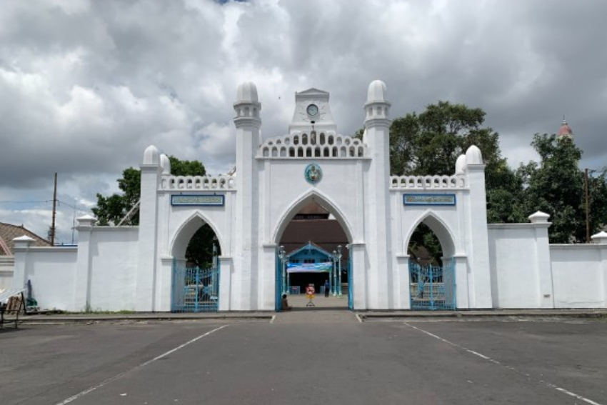 [QUIZ] Bisa Menebak Nama Masjid Agung di Indonesia Ini?