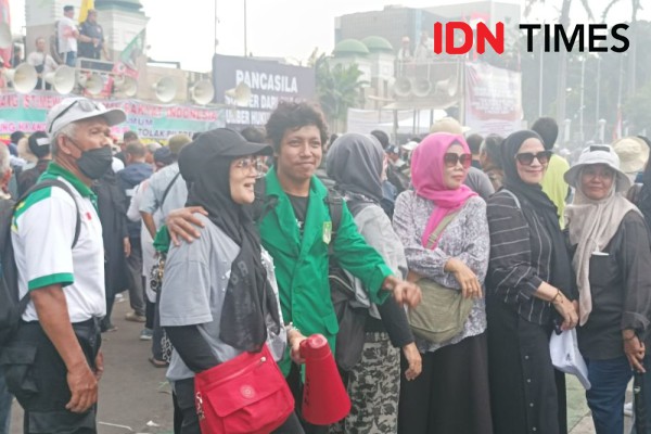 Gemes, Emak-Emak Kerubungi Mahasiswa Usai Orasi di Depan DPR