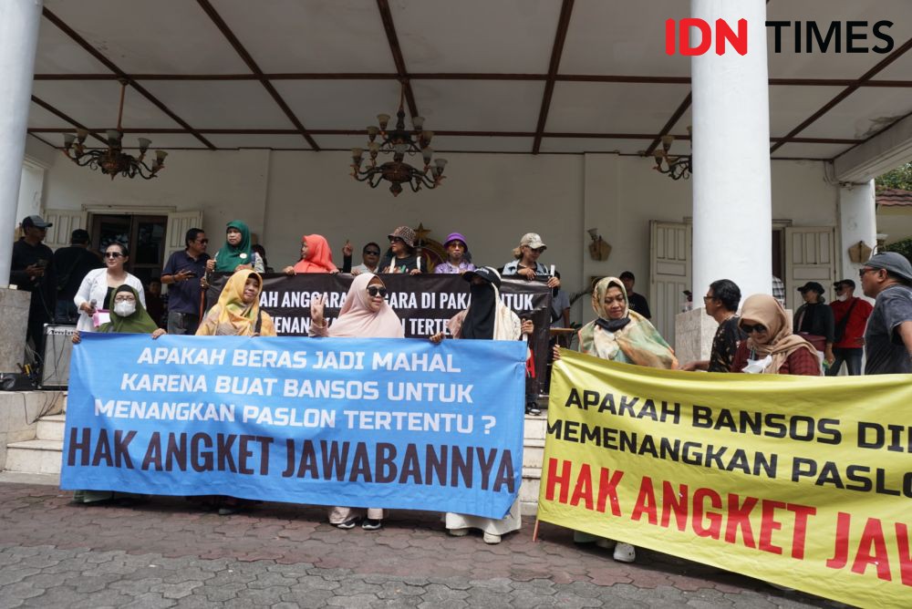 Aliansi Rakyat Jogja Bersatu Gergaji Kursi di Gedung DPRD DIY