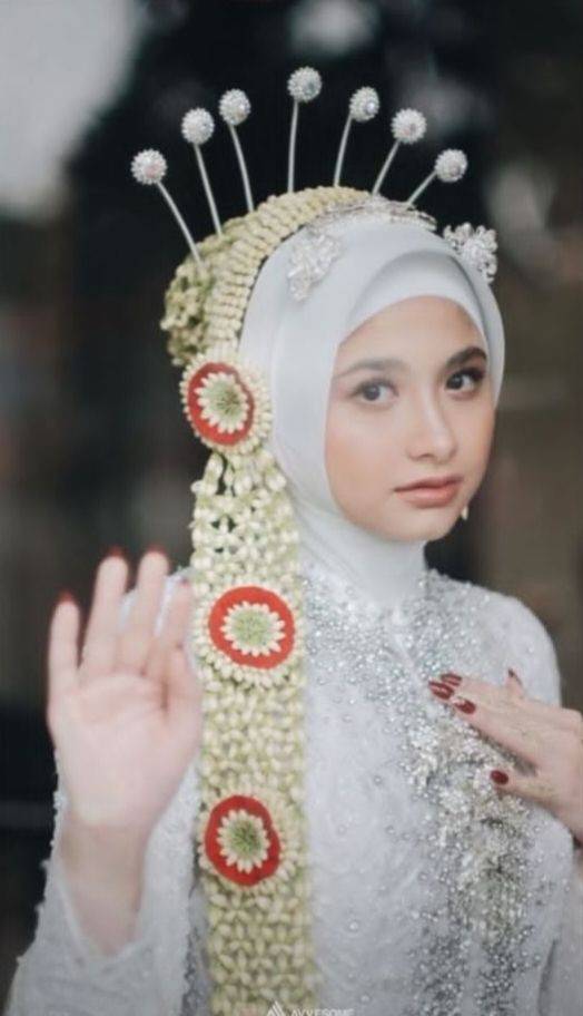 7 Gaya Pernikahan Faye Nicole, Pakai Adat Jawa dan Minang