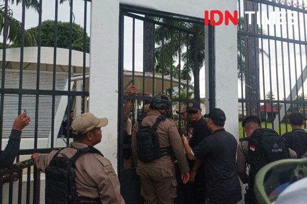 Diduga Penyusup, Seorang Pemuda Diamankan saat Demo di DPR