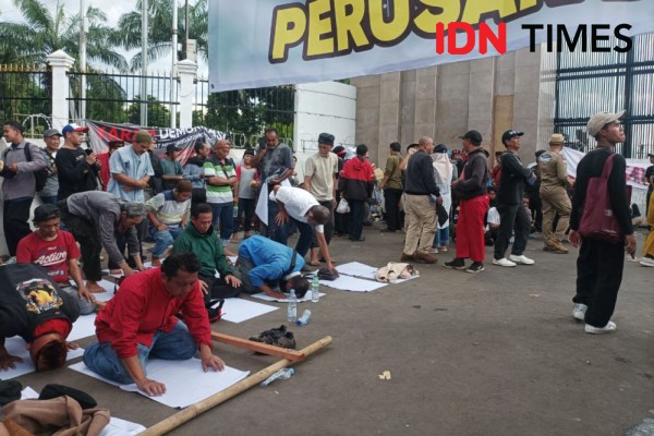 Azan Berkumandang di Depan Senayan, Massa Demo Salat 5 Menit