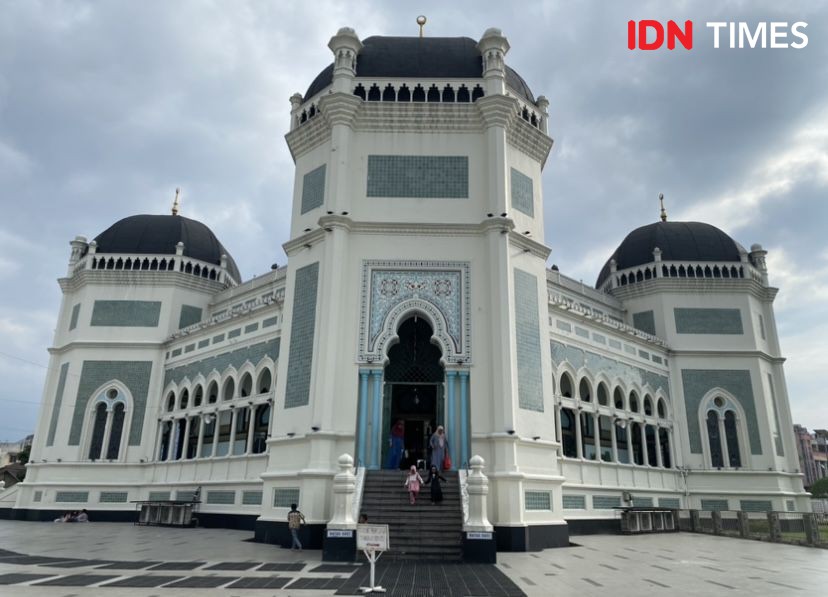 Pengurus Masjid Raya Medan Bersihkan Makam Sambut Ramadan