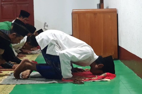 Jamaah Masjid Aolia Gunungkidul Menggelar Salat Tarawih