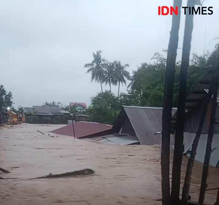 Banjir di Kota Padang Merendam Rumah dan Jalan