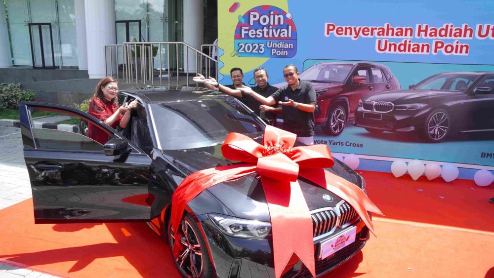 Ibu Rumah Tangga Boyong Mobil BMW Menang Undian Poin Festival