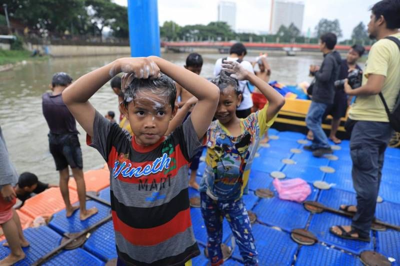 Sambut Ramadan, Waga Tangerang Gelar Tradisi Mandi di Cisadane