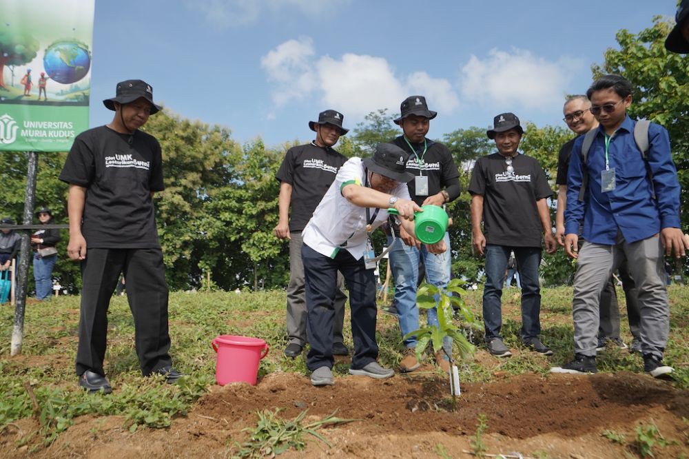 Kampus UMK Kudus Tanam 200 Pohon, Ajak Anak Muda Peduli Lingkungan
