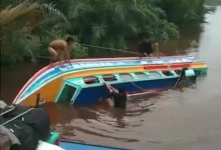 Speedboat Terbalik Usai Tabrak Kayu di Air Sugihan, 2 Penumpang Tewas