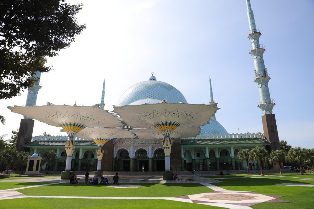 Selama Ramadan, Masjid Raya Al-A’zhom Sediakan Ratusan Takjil Gratis
