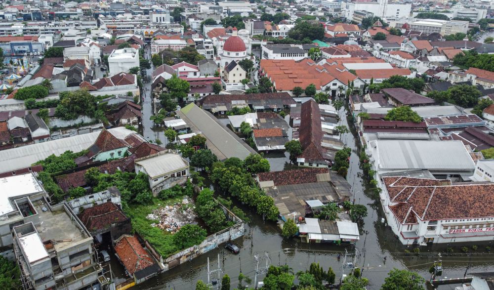 10 Potret Banjir Semarang, Aktivitas Ekonomi dan Warga Lumpuh