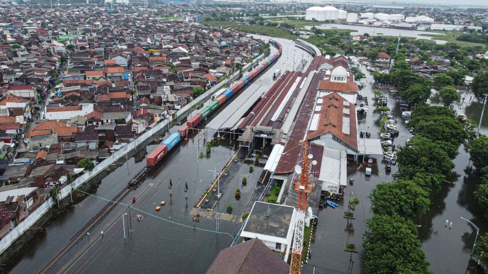10 Potret Banjir Semarang, Aktivitas Ekonomi dan Warga Lumpuh