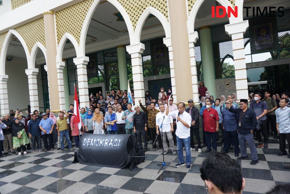 UII Tabur Bunga untuk Kematian Demokrasi di Indonesia