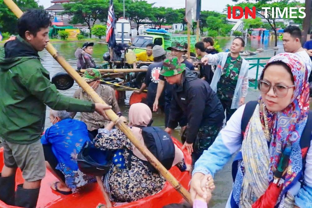Terjebak Banjir, Babinsa Evakuasi Dokter, Perawat dan Pasien RS Sultan Agung