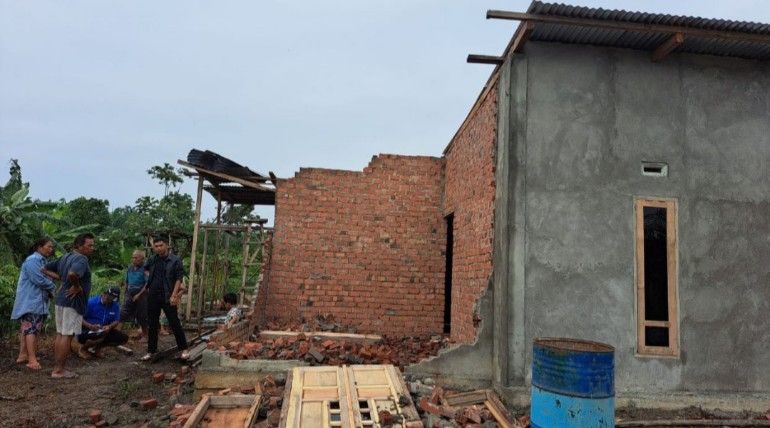 Belasan Rumah di Mura Diterjang Puting Beliung saat Tarawih