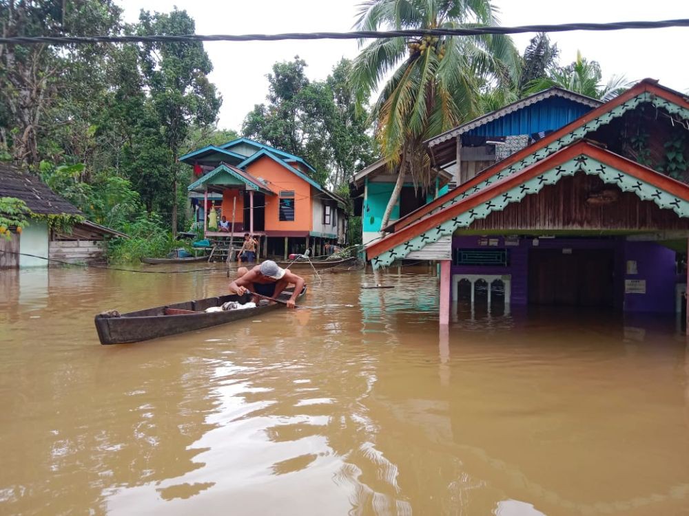 Kampungnya Terendam Banjir, Wanita di Kudus Terbawa Arus Sungai