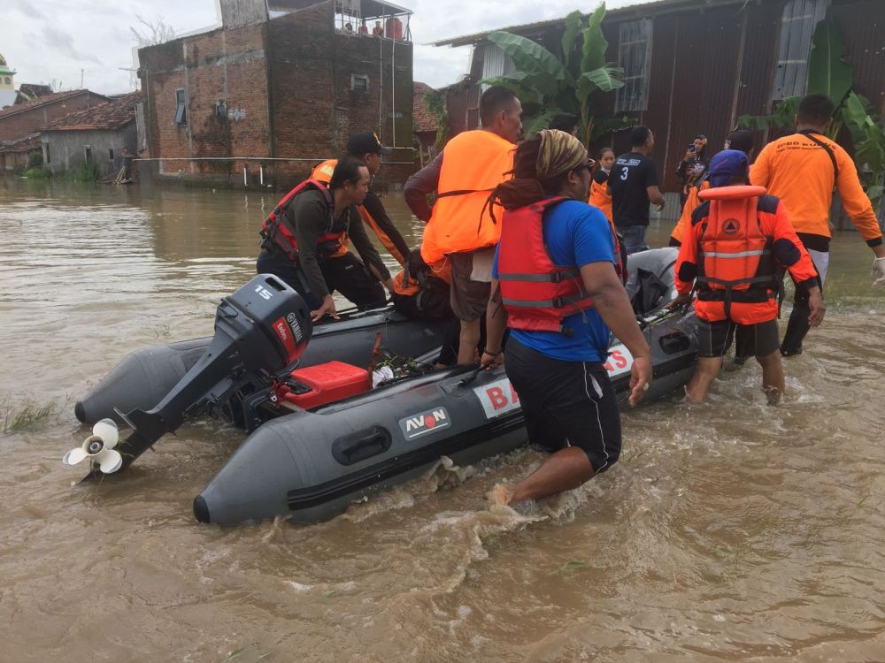 Kampungnya Terendam Banjir, Wanita di Kudus Terbawa Arus Sungai