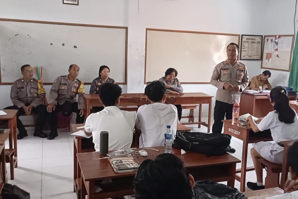 Binmas Polsek Dentim Ajarkan Moral di SMA PGRI 4 Denpasar