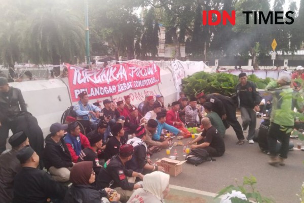 Demo KNPD di Depan KPU Berakhir dengan Doa dan Buka Bersama